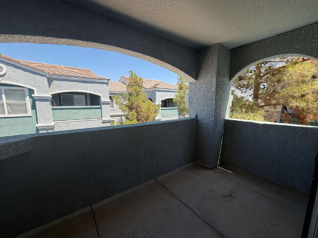 Foto del edificio - 2 Bed 2 Bath Condo - 3rd Floor - Check out the Views!