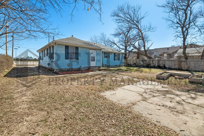 Building Photo - 2225 N Chautauqua St