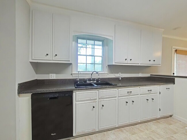 Foto del edificio - Three Bedroom Brick Ranch in National Hills!