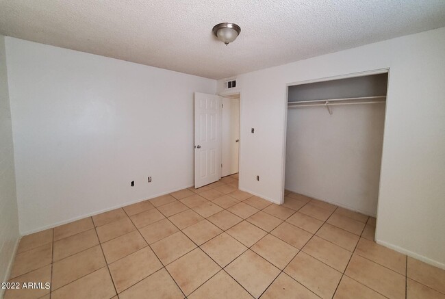 Building Photo - 1519 W Desert Cove Ave