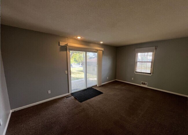 Foto del edificio - Cozy 2-Bedroom Apartment with Convenient First-Floor Living