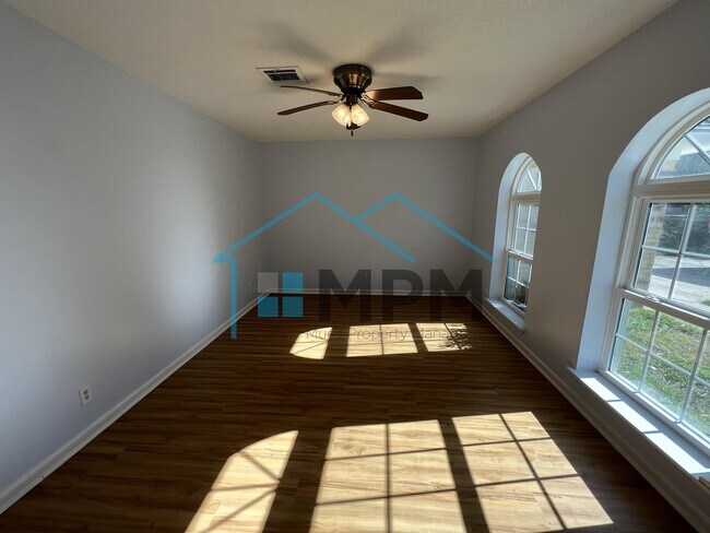 Building Photo - 1305 Roselawn Ave