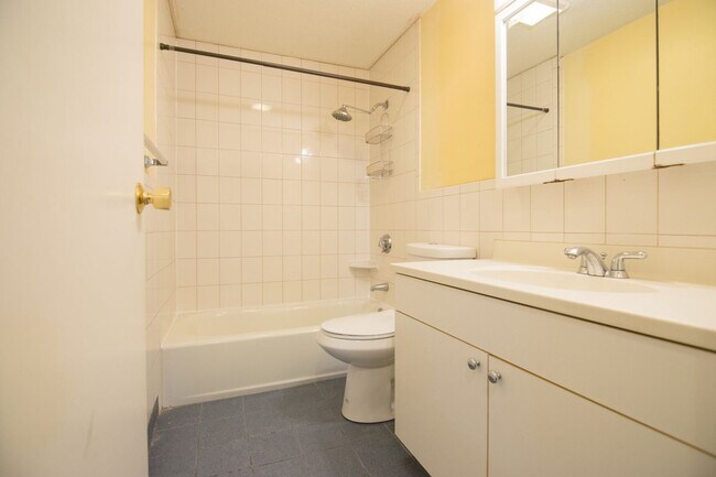 Building Photo - Recently Renovated, In-Unit Washer and Dry...
