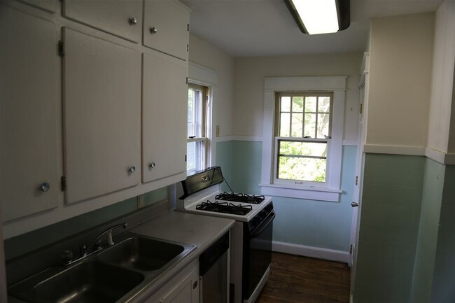 Building Photo - 2 bedroom, 1 bath Home - MUST SEE!