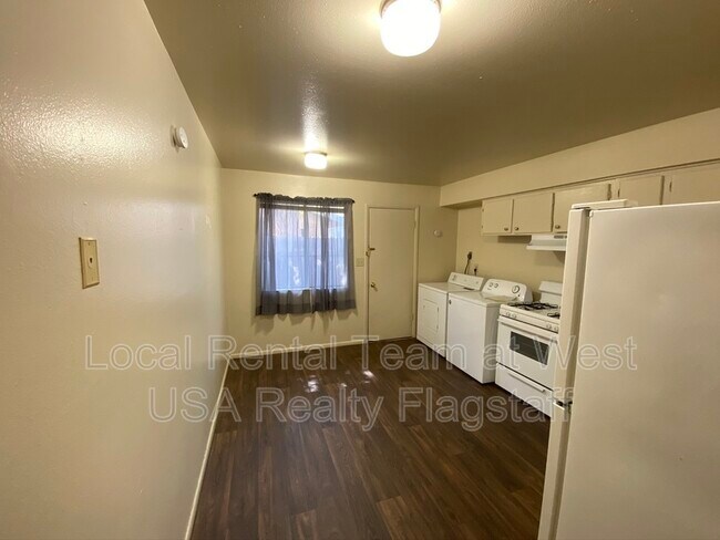 Building Photo - 2219 E Dortha Ave