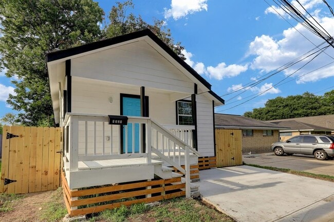 Building Photo - 1321E E 32nd 1/2 St