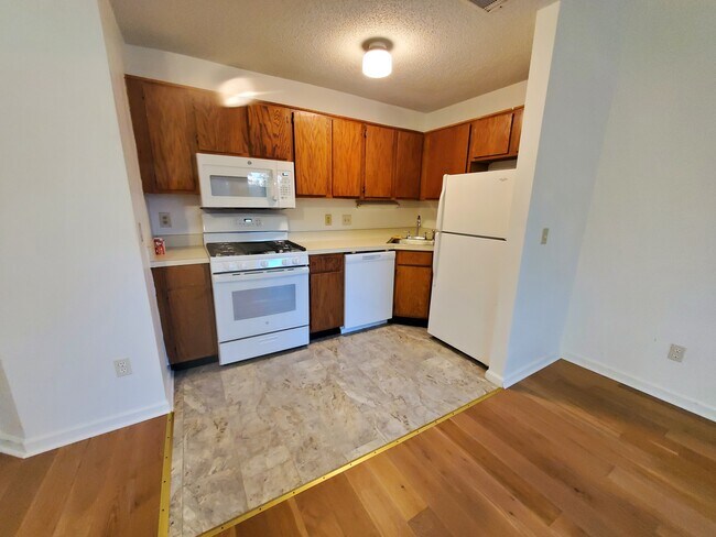 Building Photo - 9005 Stoneleigh Trce