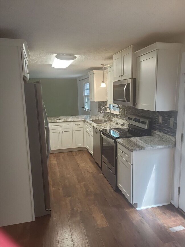 Foto del edificio - Lovely Updated 3-Bedroom Home. Special Move-In Offer: Move in by the end of March and receive HAL...