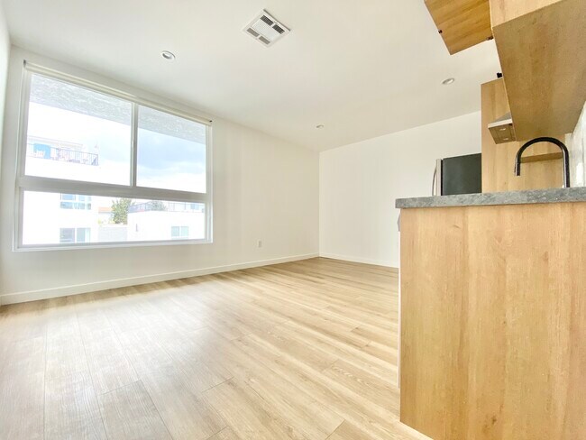 Building Photo - 233 Rosemont Ave