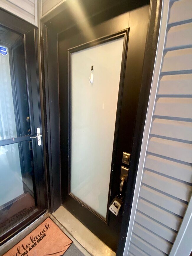 Building Photo - Large one bedroom bi-level unit in the hea...