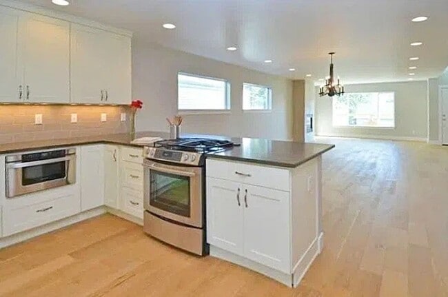 Building Photo - Spacious 5-Bedroom Home for Rent in the Maple Leaf Community