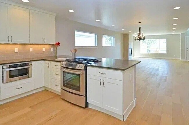 Foto del edificio - Spacious 5-Bedroom Home for Rent in the Maple Leaf Community