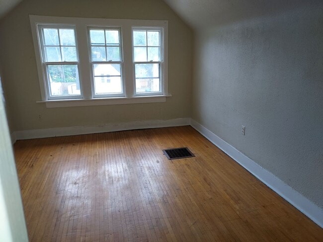 Building Photo - 318-320-320 Durnan St