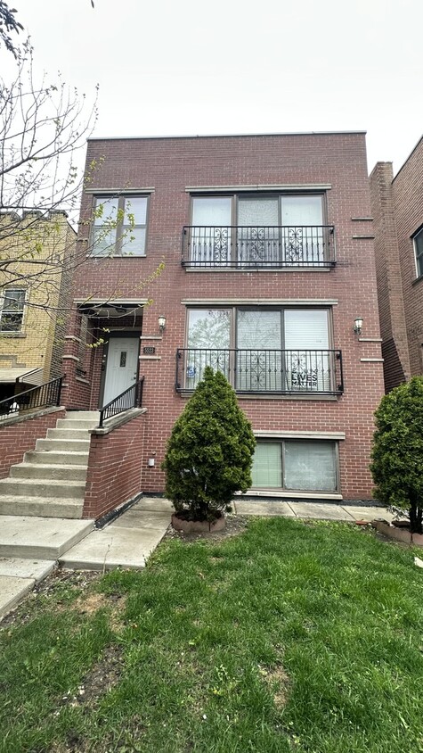 Foto principal - 5523 N Sawyer Ave