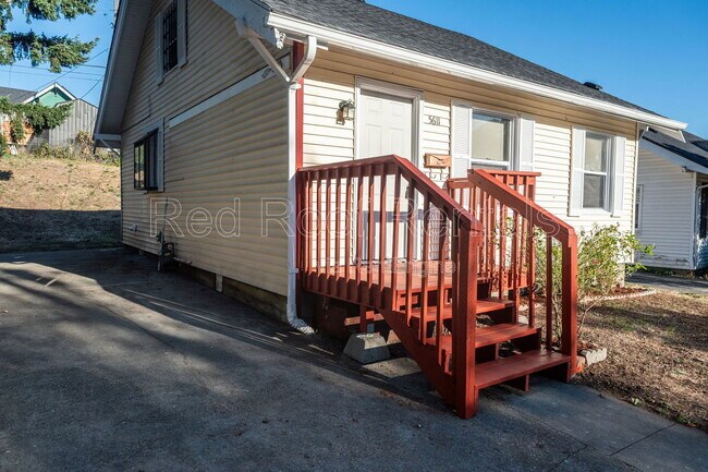 Building Photo - 5611 S Pine St