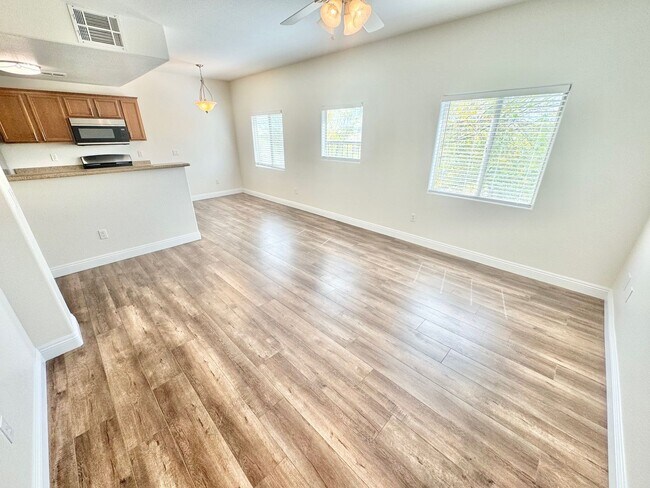 Foto del edificio - Fully upgraded condo with new flooring, paint, and appliances in Southwest Las Vegas