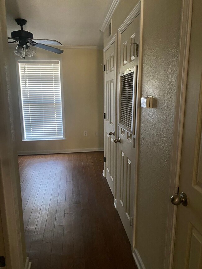 Foto del edificio - Beautiful Lake Plaza 1 Bedroom / 1 Bath Co...