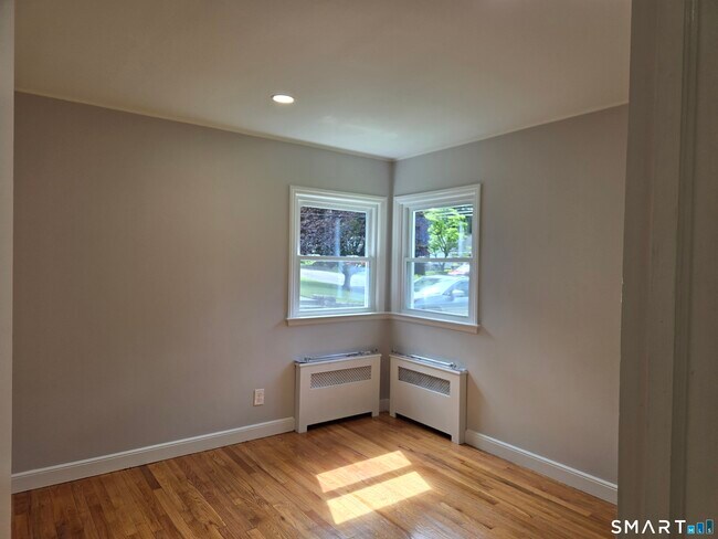 Foto del edificio - 73 Crestwood Dr