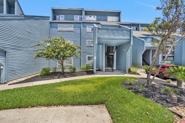 Foto del edificio - 12500 Melville Dr