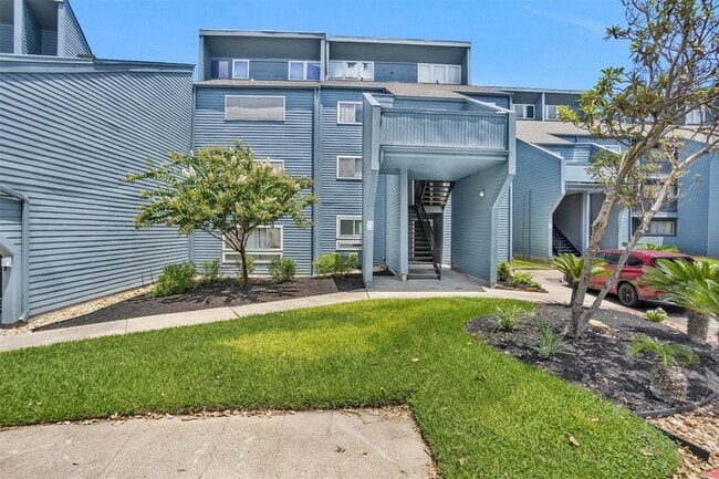 Building Photo - 12500 Melville Dr