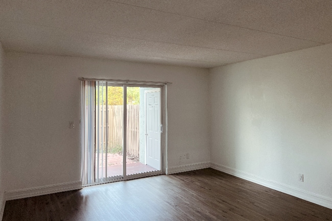 Photo - 2836 Somerset Park Dr Apartment