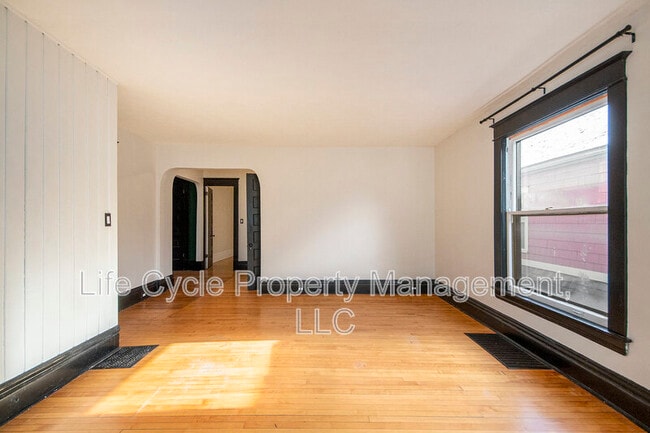 Foto del edificio - 354 Richard Terrace SE