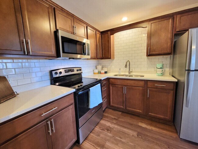 Building Photo - 1075 E Victory Dr