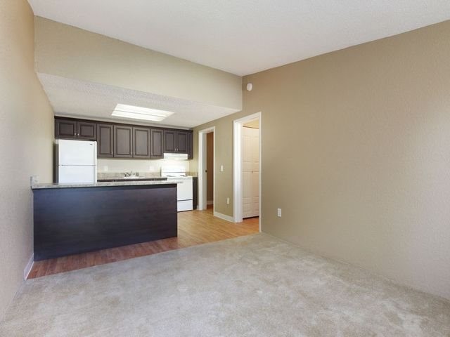 Upgraded kitchen with breakfast bar - Forsythia Court