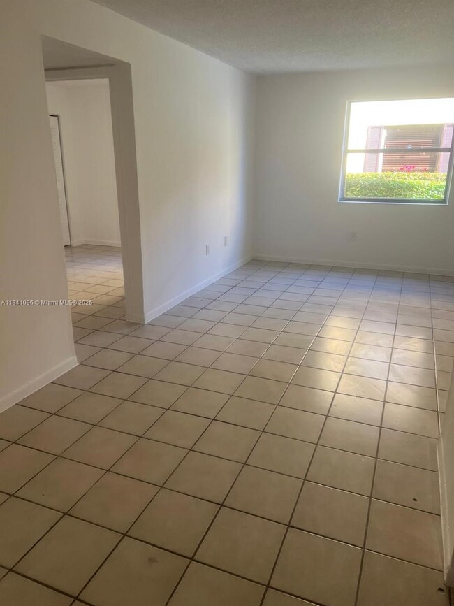 Foto del edificio - 686 NW 114th Ave