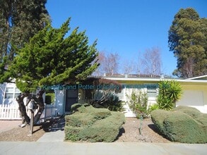 Building Photo - 302 Oregon St