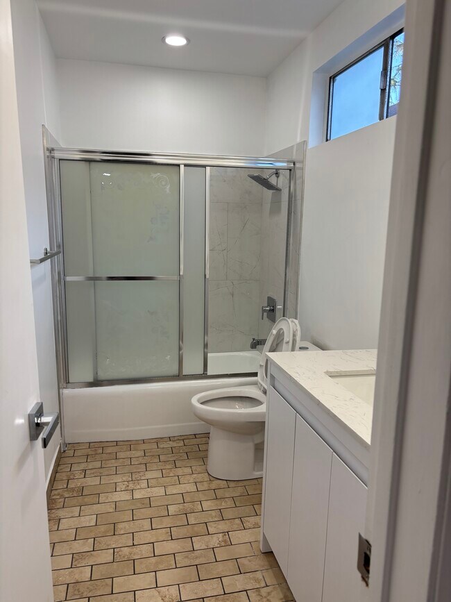 Foto del edificio - 1333 Centinela Ave