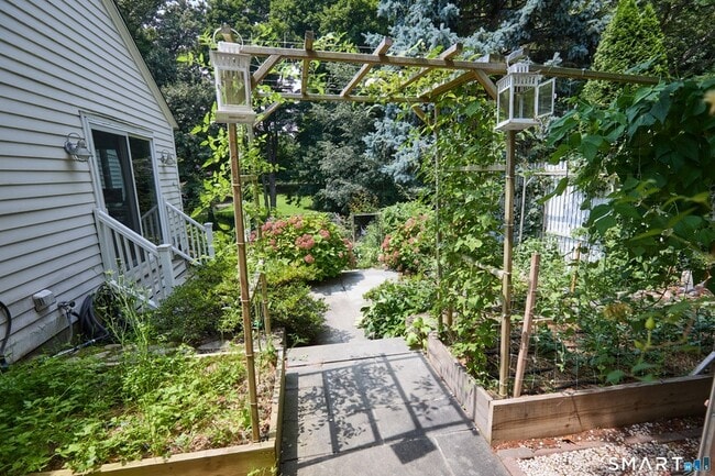 Building Photo - 188 Compo Rd S