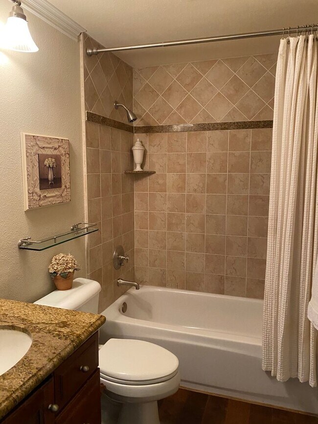 Building Photo - Private Courtyard Entry & Expansive Backyard Oasis