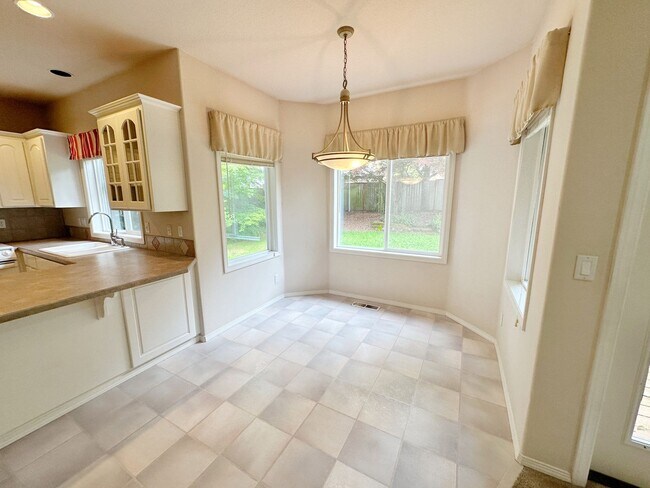Foto del edificio - Gorgeous 4-Bedroom, 2.5-Bathroom House in Beaverton with Fenced Backyard, Cozy Gas Fireplace - $1...