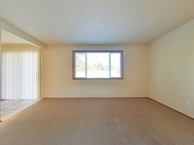 Building Photo - Duplex ~ Walk to Campus ~ Small Pet Friendly