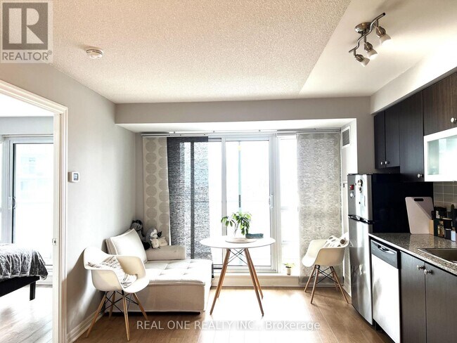 Building Photo - 2015-2015 Sheppard Ave E