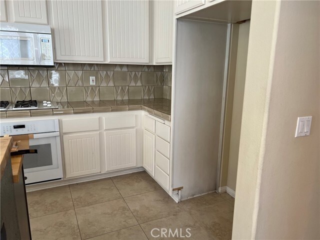 Building Photo - 16852 Primrose Ln