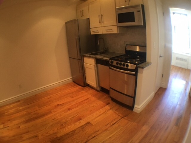 Building Photo - 164 E 82nd St
