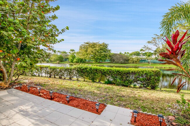 Foto del edificio - 8799 Bella Vista Dr