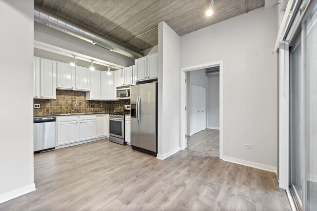Building Photo - 1228 W Monroe St