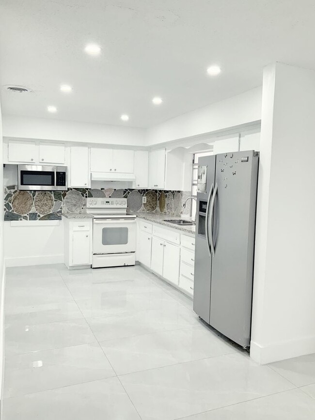 Building Photo - Charming 4-Bedroom, 3-Bath Home – Spacious...