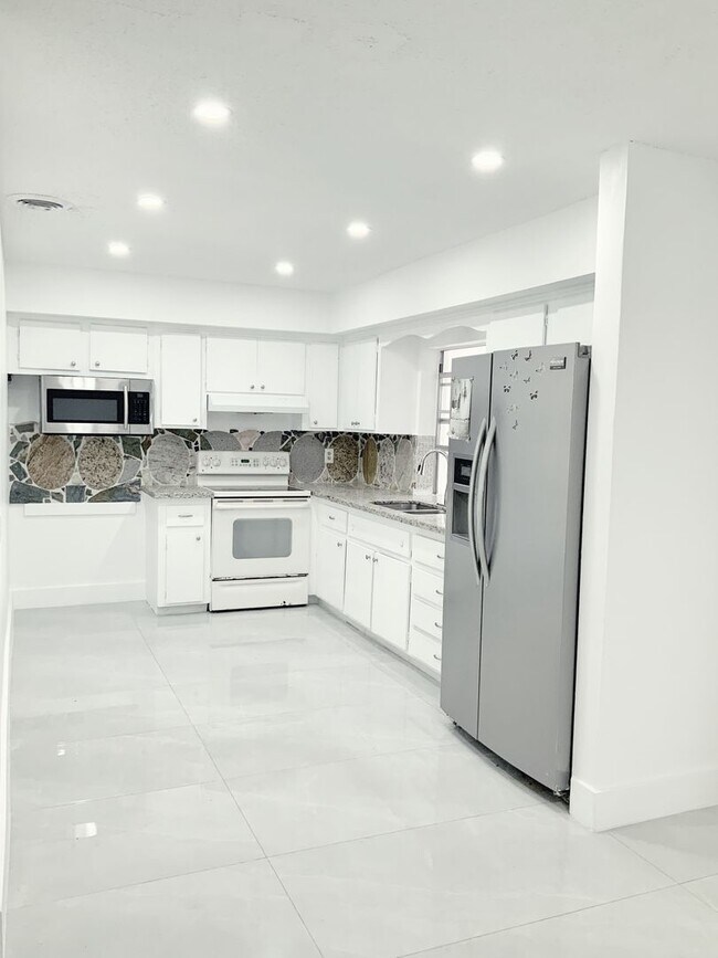 Foto del edificio - Charming 4-Bedroom, 3-Bath Home – Spacious...