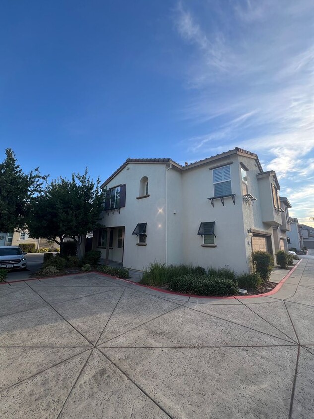 Primary Photo - Prime Location in Roseville! 3 Bedroom Low...