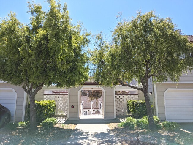 Building Photo - 535 Mountain View Dr