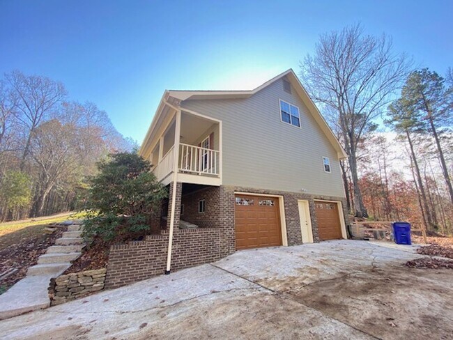 Foto del edificio - 4 bedroom 3.5 bath house
