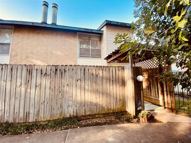 Foto del edificio - 7918 Prestwood Dr