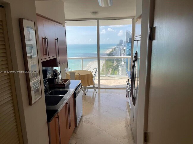 Foto del edificio - 6365 Collins Ave