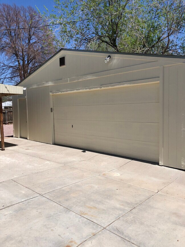 Huge garage - 106 Creston Dr