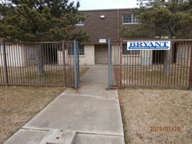 Building Photo - 6405 NW Oak Ave