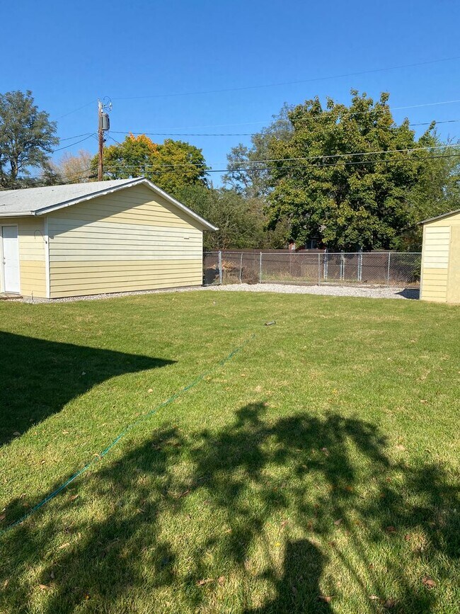Foto del edificio - Large and recently remodeled 5 bedroom wit...